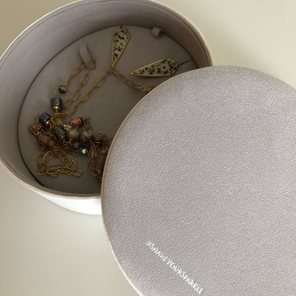 Neckless and earrings - Picture 2 of 4